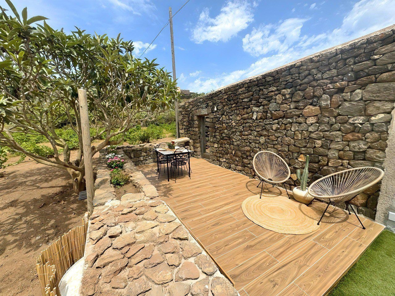 Patio di Alba Radiosa a Kufurà con zona pranzo all'aperto