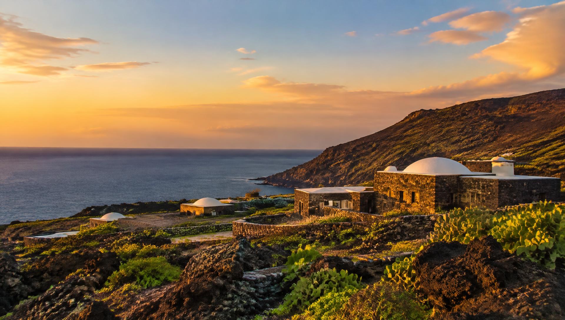 Dammusi affacciati sul mare di Pantelleria al tramonto